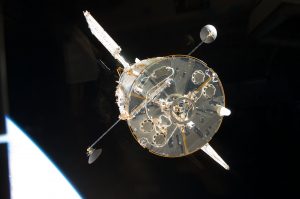 Mecanismo, o anillo de acople en la base del telescopio Hubble. Imagen de @Truthful_ast