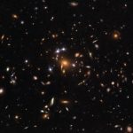 Astrónomos son testigos de un retraso de casi 7 años en la luz debido a que está deformada por un cúmulo de galaxias