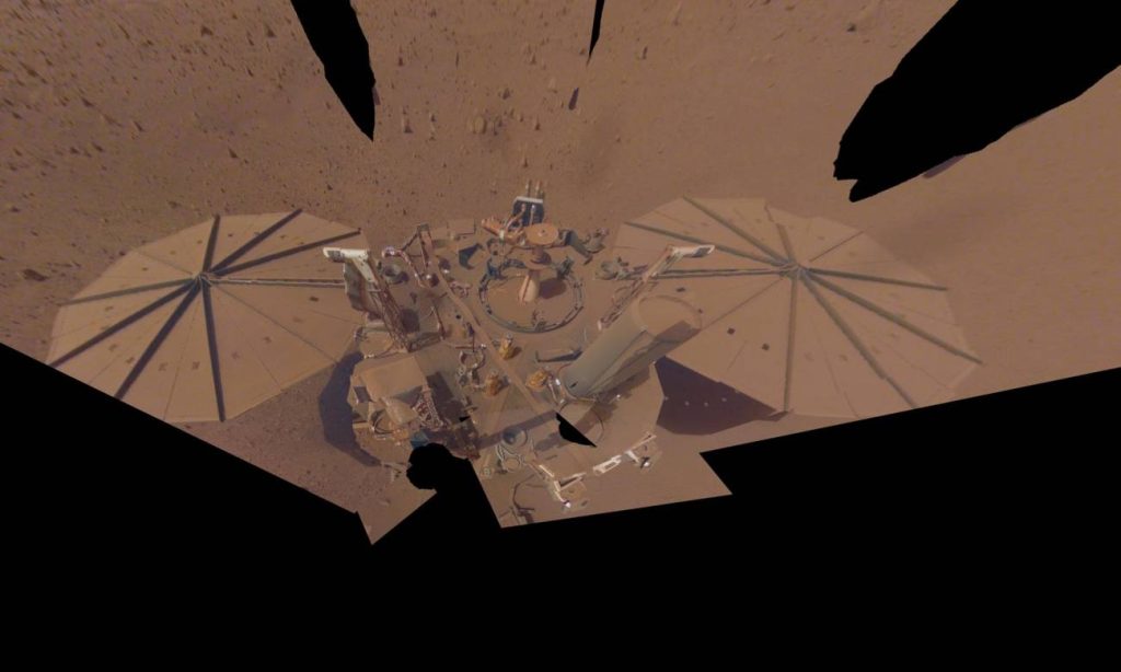 Imagen del último selfi que se hizo el módulo InSight de la Nasa el pasado 24 de abril, en el día 1.211 de su misión en Marte. / NASA/JPL-Caltech