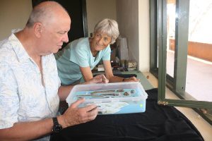 Los coautores Bill Jungers y Meave Leakey examinando los restos de KNM-ER 64061 en el Turkana Basin Institute en 2014. / Ashley S. Hammond